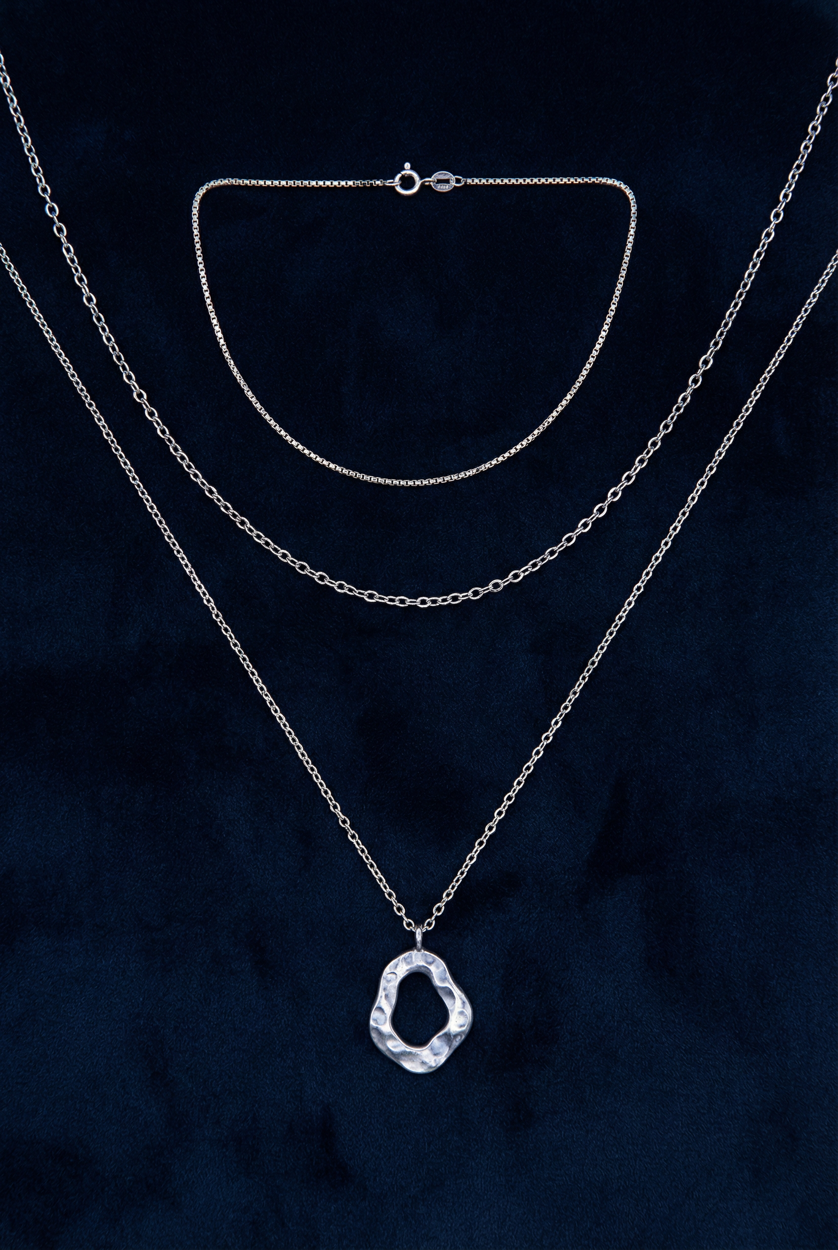 Vitrin uzerinde sergilenen gumus kolye seti