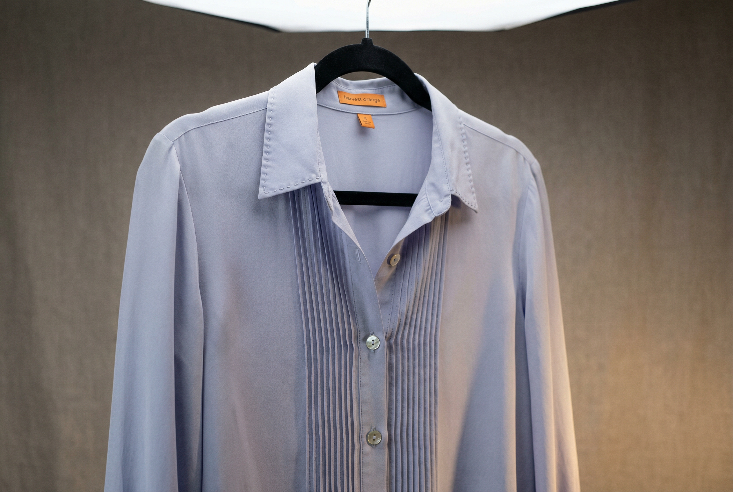 Atelier askisinda duran ipek bluz detayi